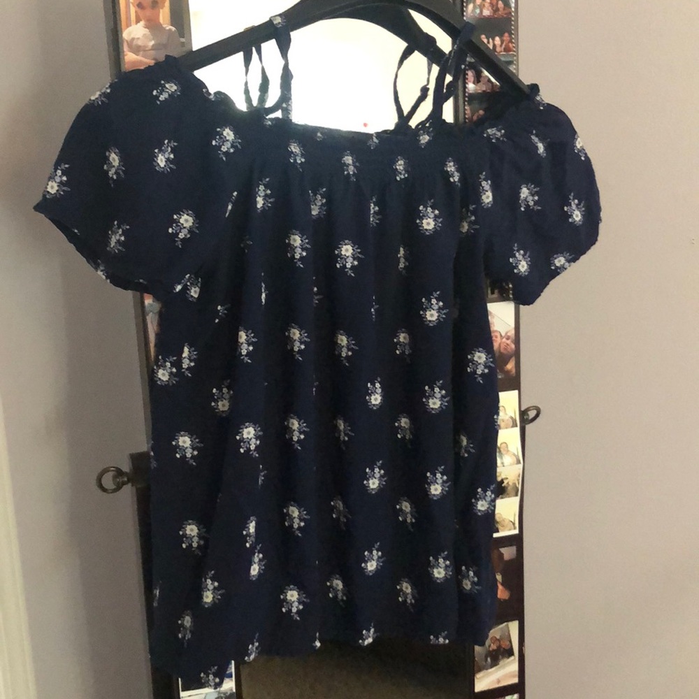 Cute tee shirt with showing shoulders.